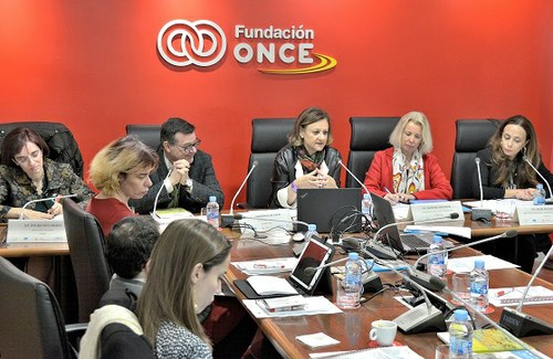 Gallach (en el centro de la imagen) durante su intervención en la inauguración de la jornada