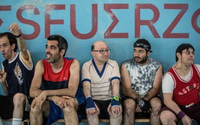 Jesús, en el centro, rodeado de sus compañeros de rodaje con discapacidad intelectual