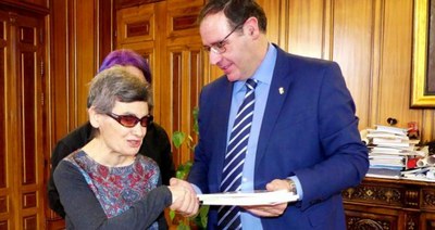 La autora sordociega con el presidente de la Diputación, Benjamín Prieto