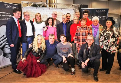 Los participantes en la experiencia posan con los organizadores en el hotel ILUNION Bilbao