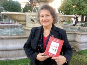 Maritxé Abad con su último libro 