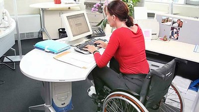 Mujer con discapacidad en su puesto de trabajo