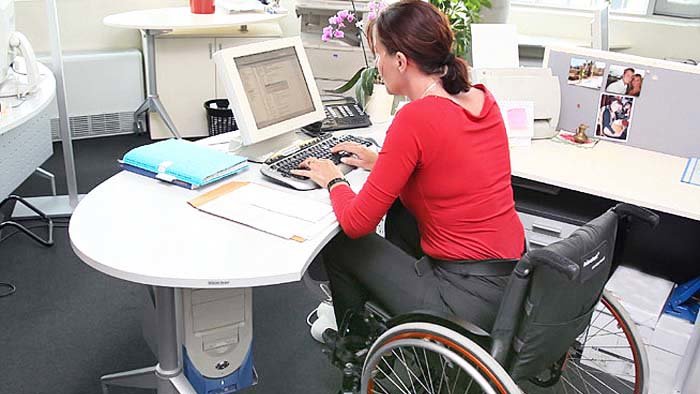 Mujer con discapacidad en su puesto de trabajo