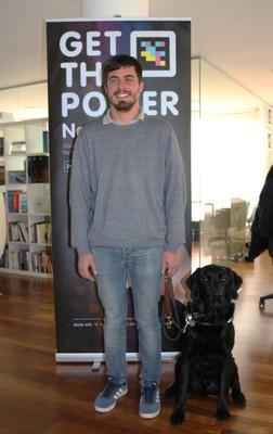 Pedro Esquiva posa junto a su perro guía Ulysses 
