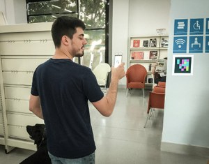 Pedro Esquiva utilizando la aplicación NaviLens