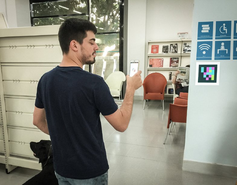 Pedro Esquiva utilizando la aplicación NaviLens