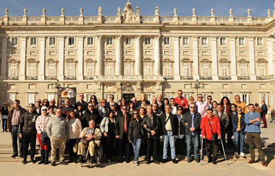 Todo el grupo durante su ruta turística por Madrid, con el Palacio Real al fondo