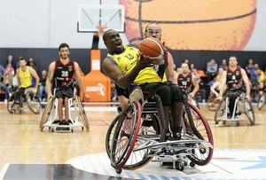 Un ataque del Ilunion (de amarillo) en la final, frente al Bidaideak Bilbao