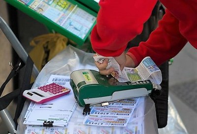 Un vendedor de la ONCE corta del TPV el papel de un resguardo de juego