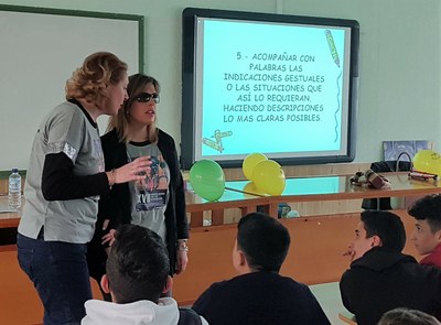 Una técnico de la ONCE imparte una charla sobre normas para la adecuada comunicación con las personas ciegas