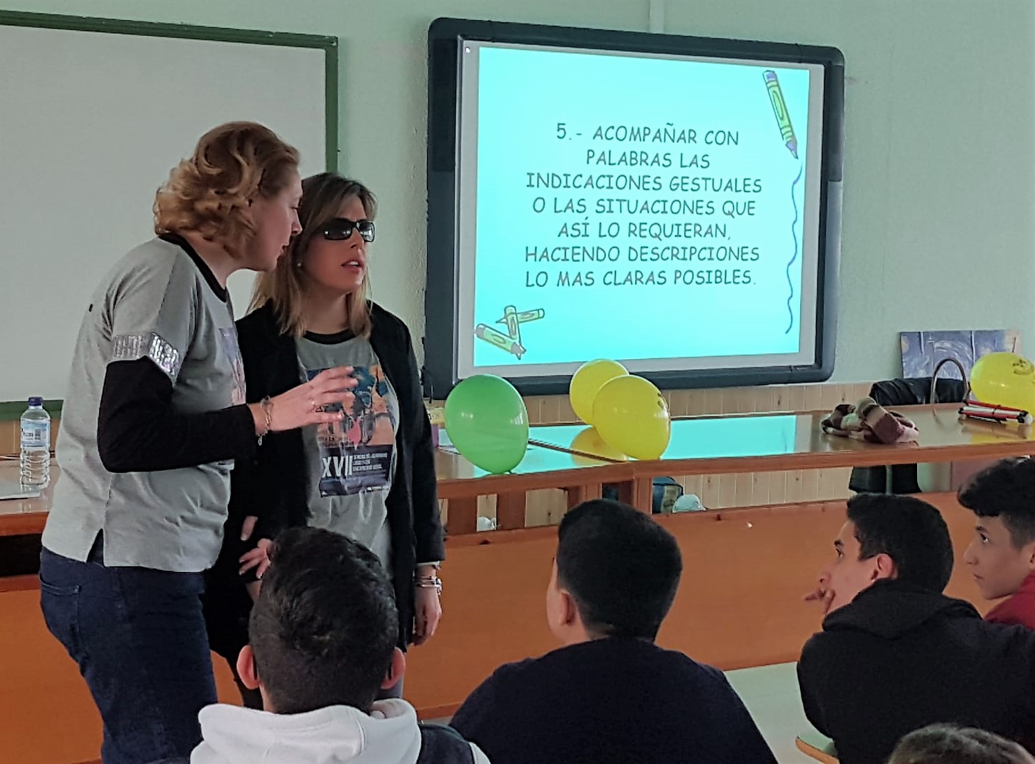 Una técnico de la ONCE imparte una charla sobre normas para la adecuada comunicación con las personas ciegas