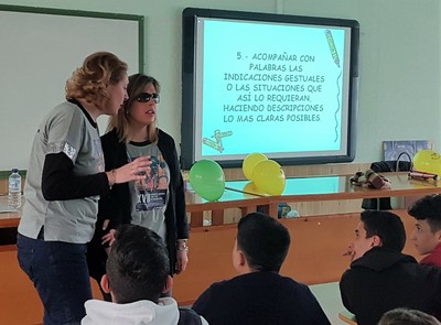Una técnico de la ONCE imparte una charla sobre normas para la adecuada comunicación con las personas ciegas