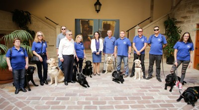 Miembros de la Asociación valenciana junto a Mónica Oltra