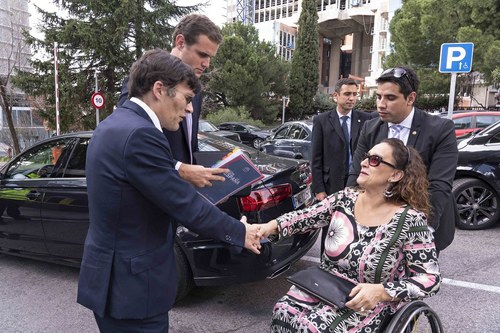 Aberto Durán saluda a Gabriela Michette a su llegada a Torre Ilunion