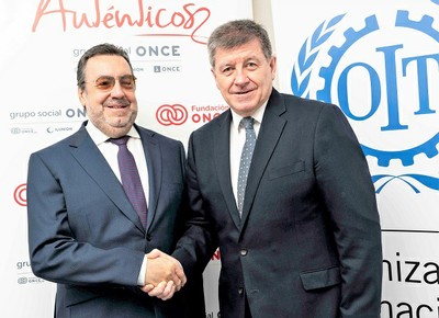 Carballeda (a la izquierda) saluda a Guy Ryder