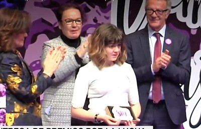 Carmen recoge su galardón rodeada por la vicepresidenta Calvo (a la izquierda) y otros miembros del Gobierno
