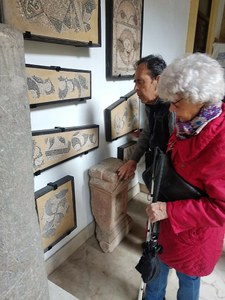 Dos de los integrantes del grupo conocen al tacto algunas de las réplicas de restos arqueológicos