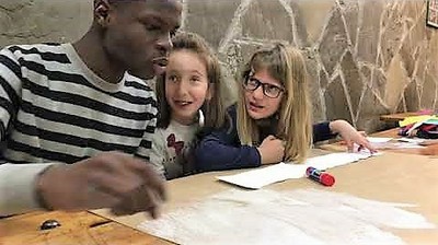 En el albergue, trabajando en la elaboración del mural