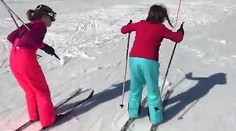 Los pequeños ensayan sus primeros pinitos sobre la nieve