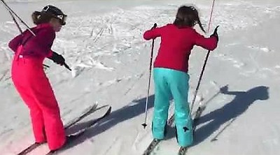 Los pequeños ensayan sus primeros pinitos sobre la nieve