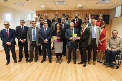 Foto de familia de autoridades y autores del informe