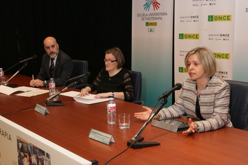 Inuaguración de las jornadas. Con Santiago Atrio, a la izquierda, Imelda Fernández, en el centro y Ana B.Varas , a la derecha.