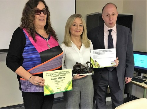 La galardonada, en el centro, flanqueada por Susana Ruiz y José Ángel Abraldes