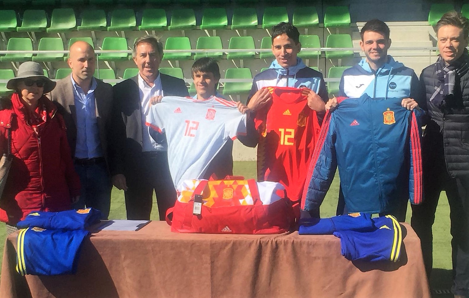 Los jugadores del seleccionado de Fútbol 5 posan en Las Rozas con sus flamantes equipaciones, rodeados por los directivos de la RFEF y la FEDC