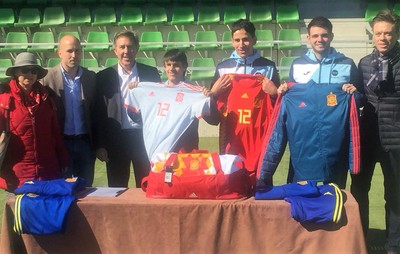 Los jugadores del seleccionado de Fútbol 5 posan en Las Rozas con sus flamantes equipaciones, rodeados por los directivos de la RFEF y la FEDC