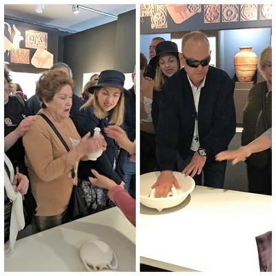 Montaje gráfico con dos de los momentos de la visita, en los que los afiliados aparece tocando diversas piezas expuestas en el Museo