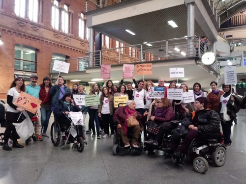Mujeres de la FCM en 8-M en la estación de Atocha, minutos antes de la manifestación en Madrid