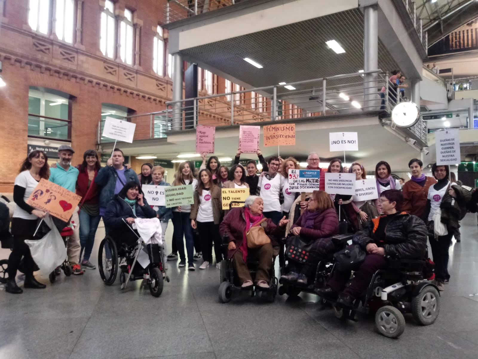 Mujeres de la FCM en 8-M en la estación de Atocha, minutos antes de la manifestación en Madrid