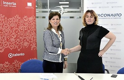 Virginia Carcedo (a la derecha) saluda a Marta Blázquez tras formalizar el convenio