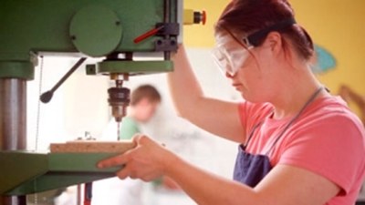Joven con Síndrome de Down trabajando