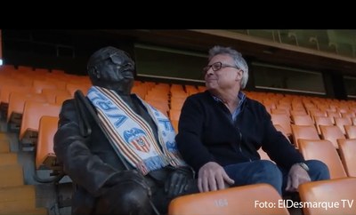 Estatua de Vicente Navarro, junto a su hijo, en la tribuna del Mestalla