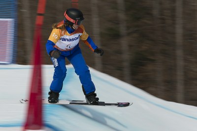 Astrid, deslizándose sobre la nieve