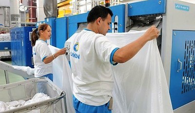 Dos trabajadores de Ilunion lavanderías en uno de sus centros indistriales