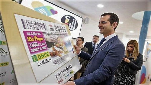 El alcalde Fernández-Pacheco observa la reproducción del cupón