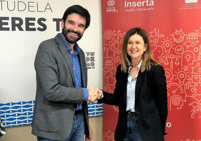 El alcalde Larrarte saluda a Lorena Basols tras la firma del convenio
