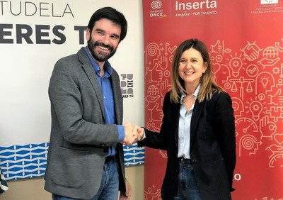 El alcalde Larrarte saluda a Lorena Basols tras la firma del convenio
