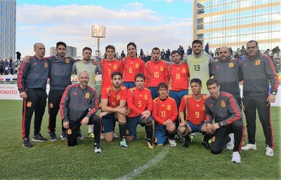 El equipo al completo, con el cuerpo técnico, posa ante de afrontar el último y definitivo partido