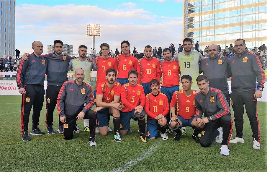 El equipo al completo, con el cuerpo técnico, posa ante de afrontar el último y definitivo partido