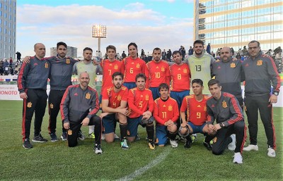 El equipo al completo, con el cuerpo técnico, posa ante de afrontar el último y definitivo partido
