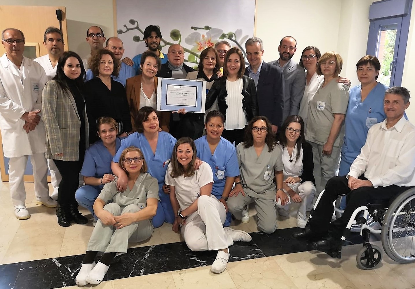 El personal del centro de Ilunion Sociosanitario en Sonseca recibe el diploma que acredita al centro por la reducción del número de accidentes laborales