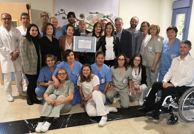 El personal del centro de Ilunion Sociosanitario en Sonseca recibe el diploma que acredita al centro por la reducción del número de accidentes laborales