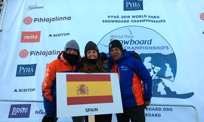 Fina, junto a dos compañeros de la delegación española, tras conocer que el suyo era el tercer mejor tiempo de la prueba