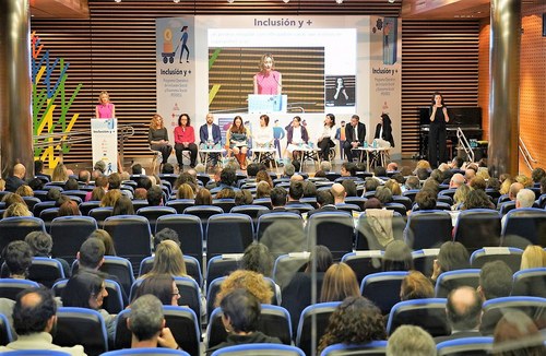 Imagen del público en el salón de actos del CRE de la ONCE, con el escenario al fondo