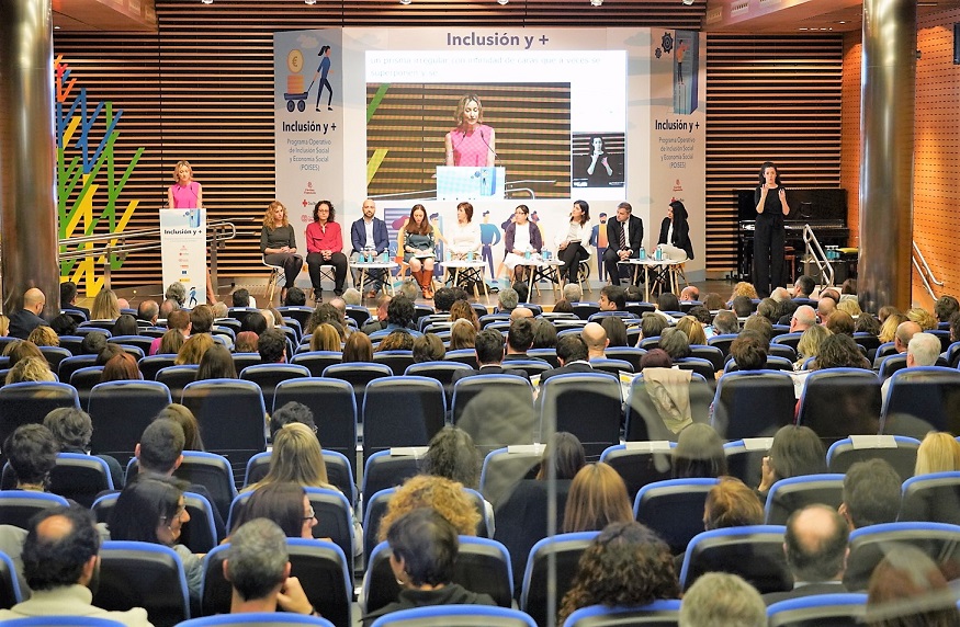 Imagen del público en el salón de actos del CRE de la ONCE, con el escenario al fondo