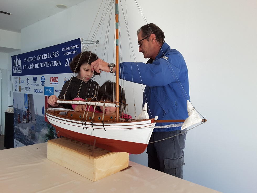 Otras dos niñas reconocen al tacto la maqueta del galeón