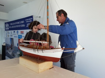 Otras dos niñas reconocen al tacto la maqueta del galeón